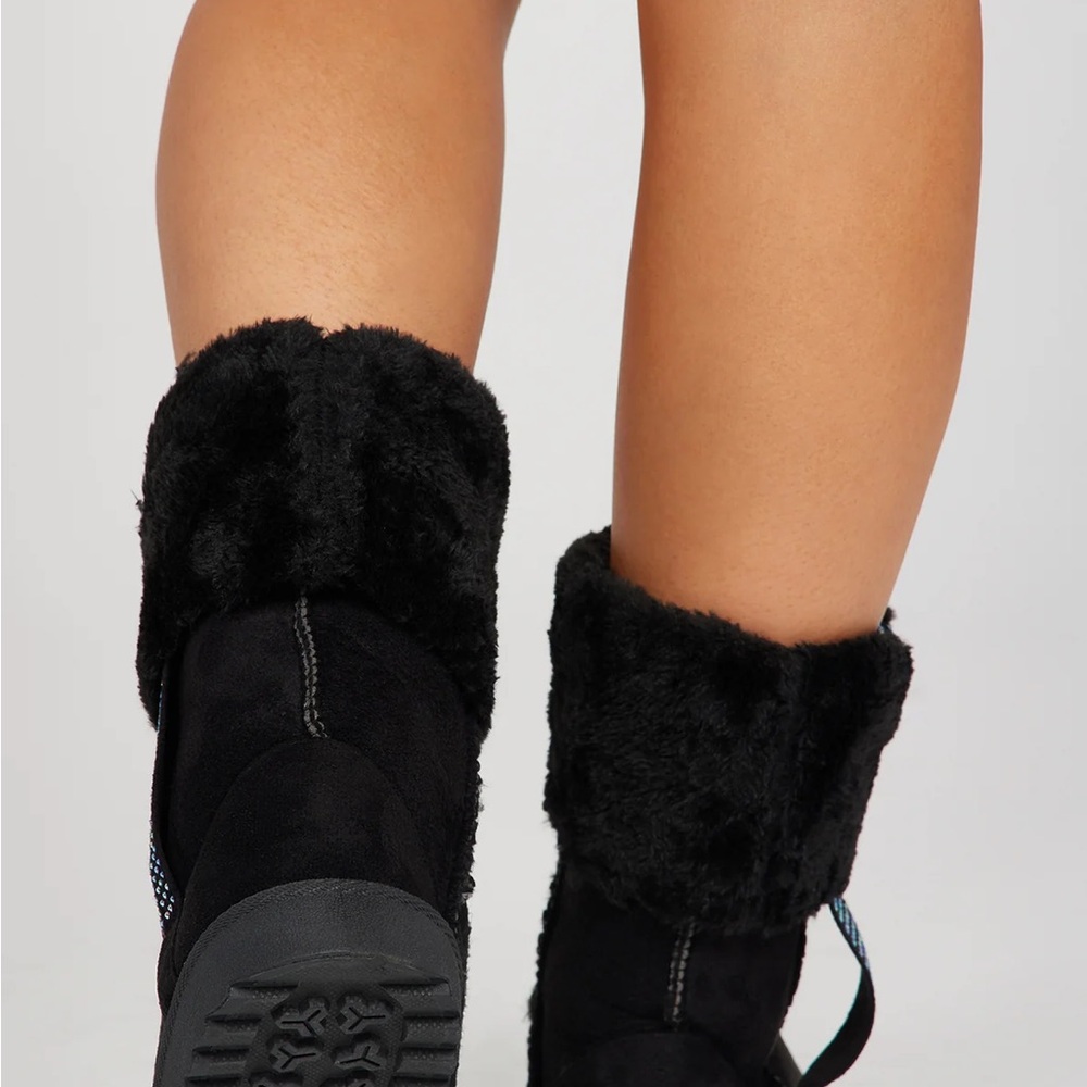 Fashion Nova Black Faux Fur Winter Boots - Picture 4 of 4